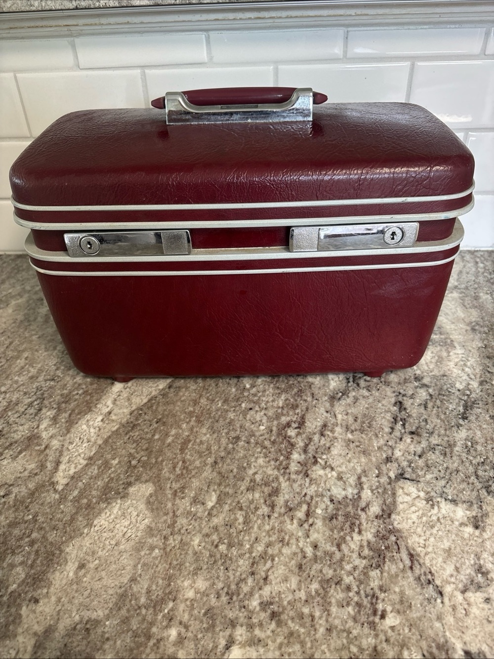 Vintage 1970’s Samsonite Sentry Maroon Hard Shell Burgundy Exterior Make Up Case
